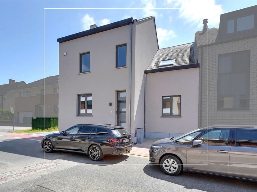 Maison 3 façades entièrement rénovée à Vossem.<br />
La maison comprend un living ouvert très spacieux avec cuisine entièrement équipée, toilettes, dé
