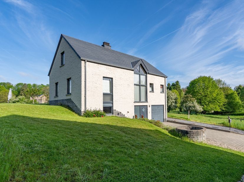 ERA B-LUX biedt u deze prachtige woning aan, ideaal gelegen in het rustige dorp Maissin, deelgemeente van Paliseul, in een omgeving die gewaardeerd wo