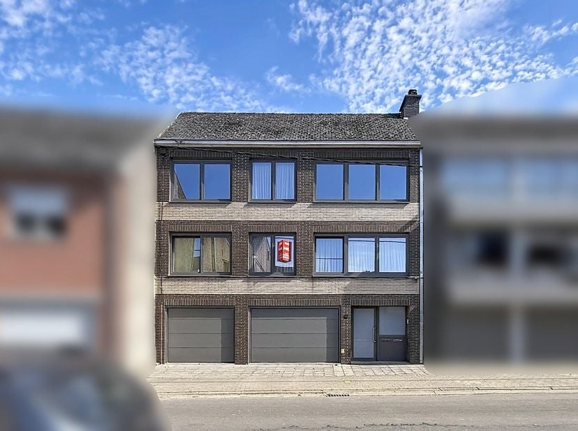 OPBRENGSTEIGENDOM -<br />
Opbrengsteigendom in goede staat bestaande uit één appartement op de eerste verdieping (verhuurd) en één op de tweede verdie