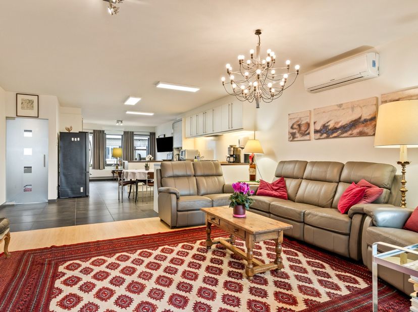 Deze ruime bel-etagewoning is gelegen in het hart van Retie, op wandelafstand van de kerk, supermarkten, openbaar vervoer en het bruisende centrum.<br