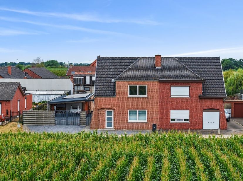 Op een rustige en aangename locatie in Nieuwerkerken, een deelgemeente van Sint-Truiden, bevindt zich deze prachtig gerenoveerde halfopen woning. De w