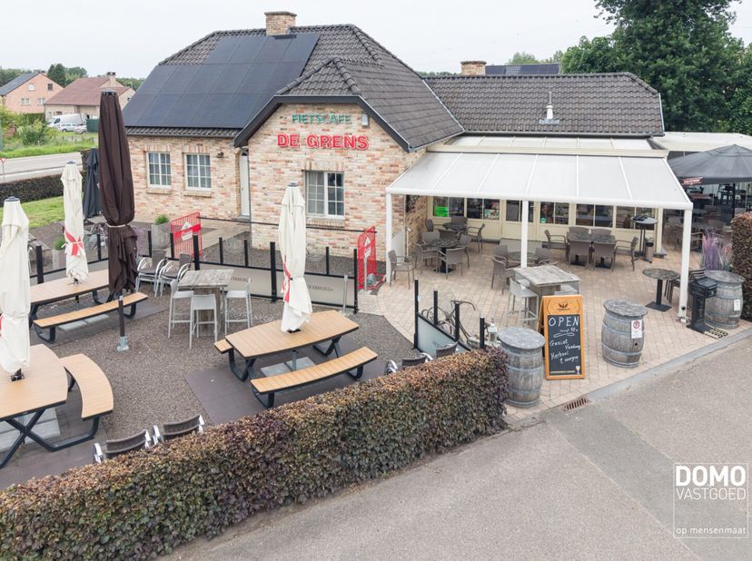 Interesse in dit uniek commercieel pand voor jouw activiteiten? Ontdek meer via www.domovastgoed.be<br />
Op een uitzonderlijke locatie in het groene