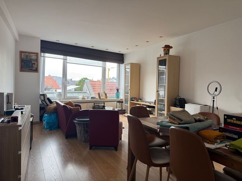 Appartement spacieux et lumineux avec 2 chambres et ascenseur <br />
Situation : <br />
Rue calme à proximité du centre-ville de Malines, avec commerc