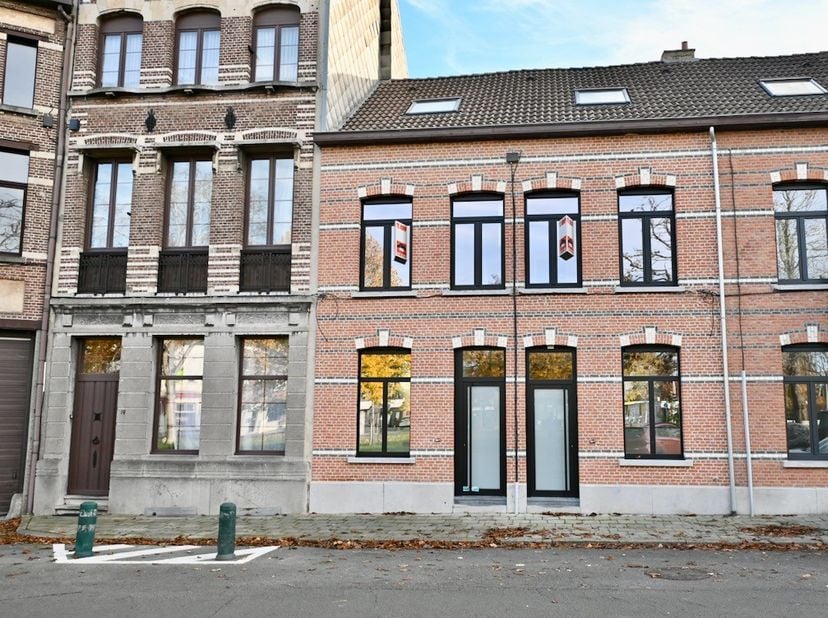 Volledig gerenoveerde woning met karakter !&amp;nbsp;<br />
<br />
Indeling : Inkomhal , berging / fietsenstalling , woonkamer , keuken , apart toilet .<b