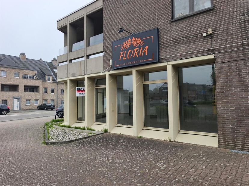 Propriété commerciale avec de nombreuses possibilités dans un emplacement central à Ham<br />
Situation<br />
Situation privilégiée sur la Olmensestee