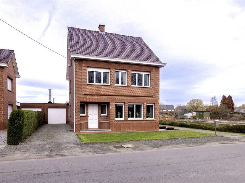 Te renoveren open bebouwing op een perceel van ca. 1.035 m² in Eindhout<br />
Deze open bebouwing, gelegen op een ruim en groen perceel, biedt tal va