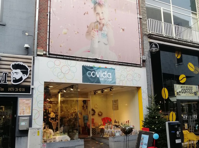Magasin situé à AAA, entièrement rénové, avec 135 m² au rez-de-chaussée et 80 m² au 1er étage pour la vente au détail. Le 2ème étage est réservé à l'e