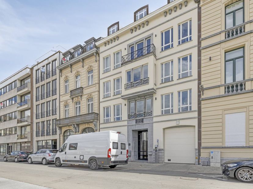 Kantoorruimte van ca. 200 m² te huur in het centrum van Kortrijk. Het kantoor is gelegen in de nabijheid van diverse invalswegen, ondergrondse parkeer