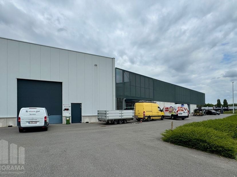 Representatief en uitstekend uitgerust magazijnruimte&amp;nbsp;van 467 m² te huur, strategisch gelegen langs de Boomsesteenweg (A12). Deze eigentijdse bed