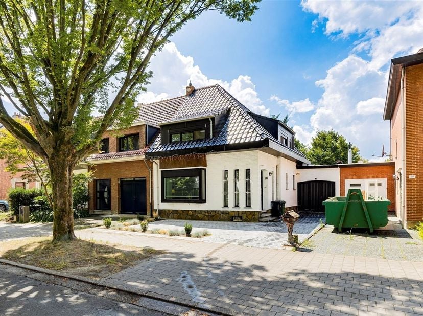 Edegem - maison familiale semi-ouverte et lumineuse comprenant 2 ou 3 chambres, une allée, un garage et un jardin, située dans le quartier résidentiel