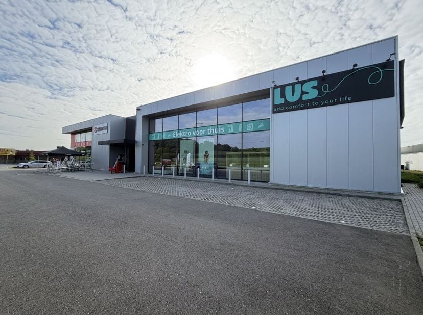 Bedrijfsgebouw in Diest. Gelijkvloers van 771 m² en mezzanine van 205 m². Overdekte laadkade en parkeerplaatsen voor de deur. Gelegen aan Leuvensestee