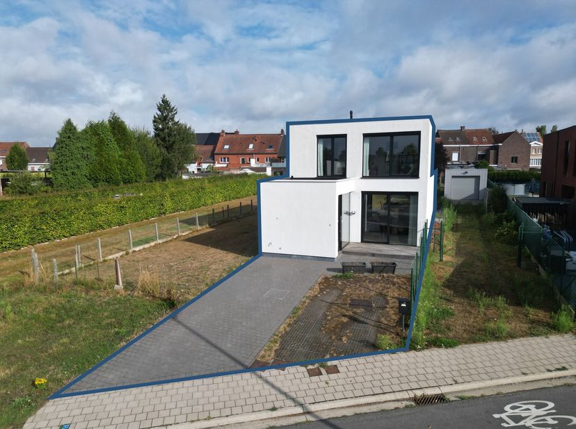 Welkom in deze&amp;nbsp;moderne villa gelegen aan de Parkstraat 74 in Wevelgem.<br />
Deze villa is gelegen op een perceel van 366m² (zie blauw gearceerd)