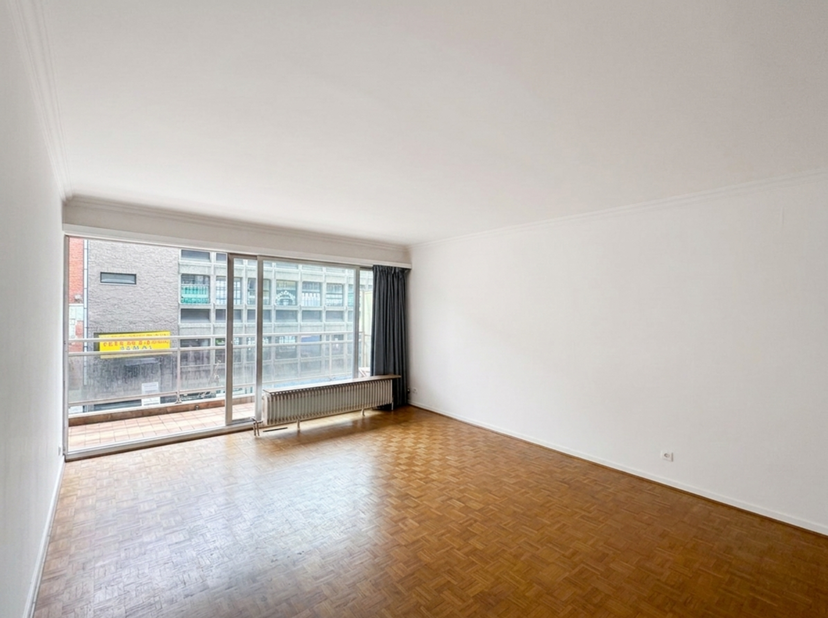 Immo Wauters vous présente ce bel appartement non meublé 2 chambres avec spacieux living donnant sur une terrasse, cuisine équipée, deux chambre à cou