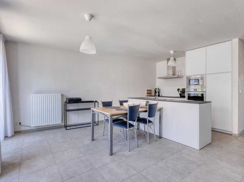 Op een uitstekende ligging, vlakbij het centrum van Staden en op wandelafstand van de markt, bevindt zich dit zeer recente en instapklare appartement.