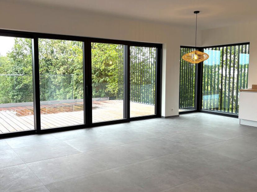 Lappartement Â B1 Â (102.75 m² selon plan) est composé : hall dentrée, séjour ouvert comprenant lespace cuisine et laccès terrasse orientée sud dune s