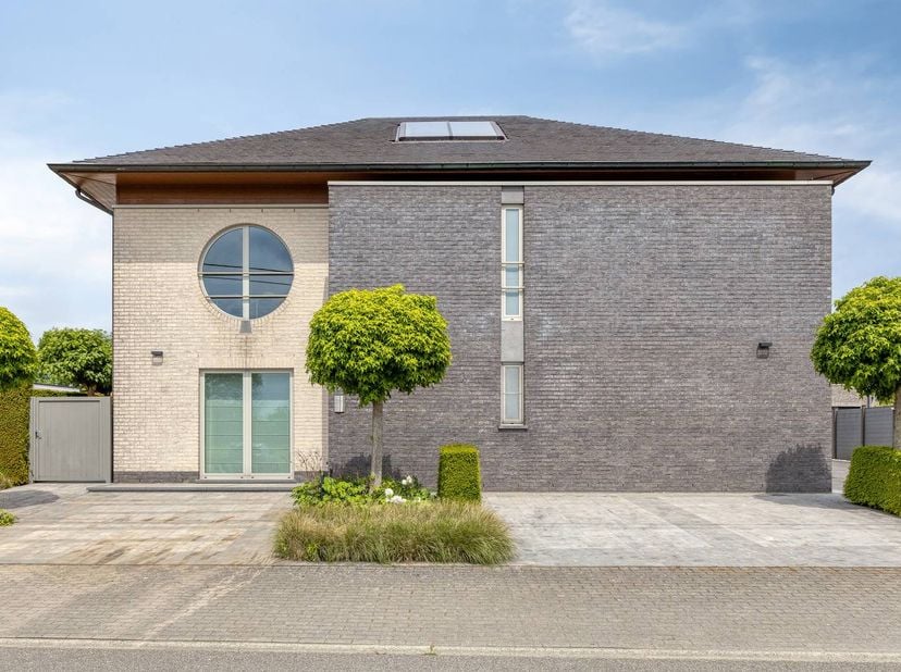 Bent u op zoek naar de ideale combinatie van ruim wonen en werken? Dit uitstekend onderhouden eigendom uit 2008 biedt u alle ruimte en rust. Dankzij e