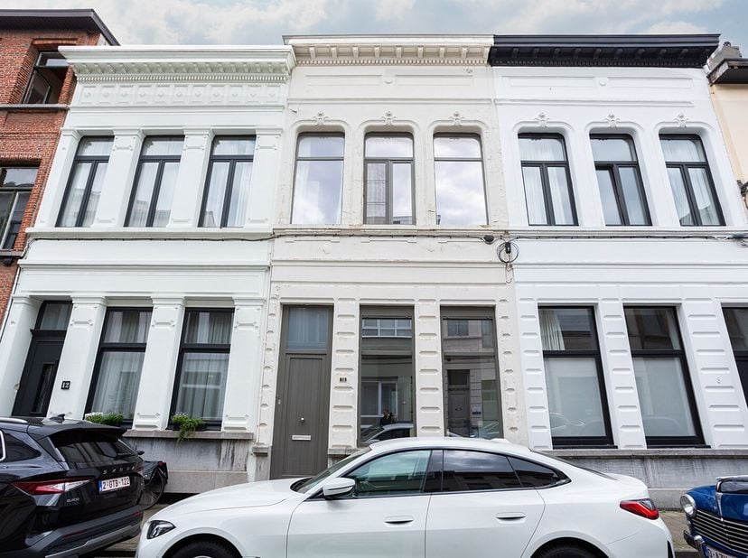 Op een uitstekende locatie in het geliefde Zurenborg bevindt zich dit karaktervolle herenhuis. Met 3 volwaardige slaapkamers, twee terrassen en een pr