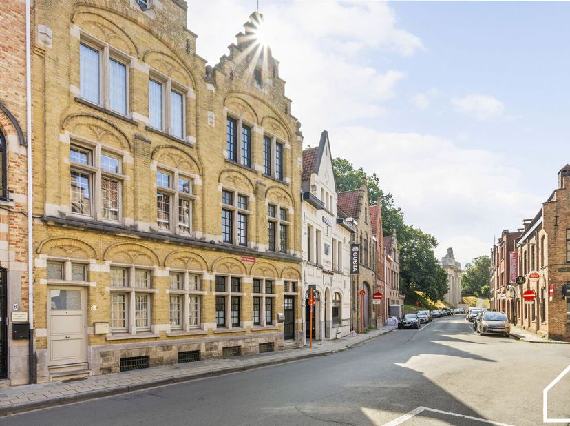 Ligging<br />
<br />
Deze authentieke herenwoning ligt op slechts 100 meter van de Grote Markt. Vanuit de leefruimte en het terras geniet u van een mo