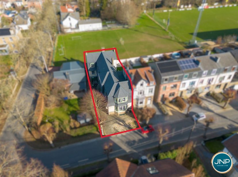 JNP Immobilier a le plaisir de vous présenter cette propriété de cachet idéalement située au centre de Spa dans un environnement prisé et propice aux