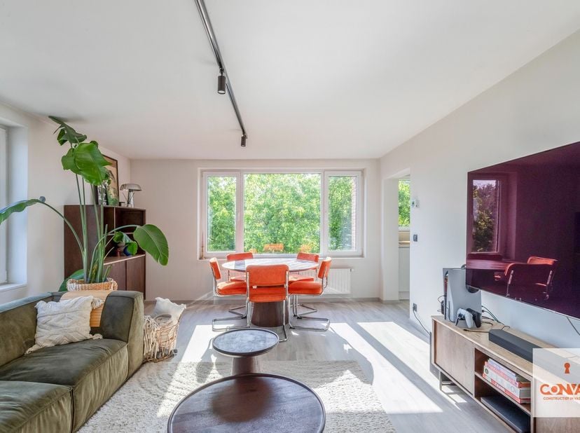 Gelegen op de derde en tevens bovenste verdieping, op de hoek van deze residentie, geniet dit appartement van een open en lichtrijk uitzicht. Dankzij