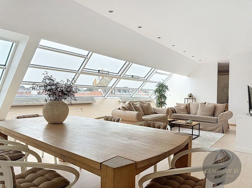 Ruim en stijlvol loftappartement (ca. 110 m²) met twee slaapkamers en een zonnig zuidgericht terras, ideaal gelegen in het charmante Oude Knokke, vlak