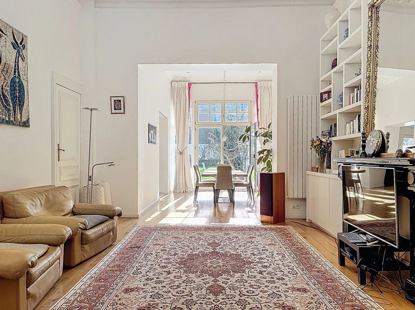 Dit huis van 355m2 (volgens PEB) ligt tussen Place Stéphanie en Place du Chatelain en heeft een prachtige woonkamer met een ideaal gelegen tuin en 5 s