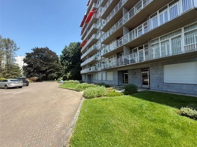 Mooi, LICHT appartement van +/- 125 m², gelegen op de 6e verdieping van 8, bestaande uit een ruime woonkamer van +/- 42 m², een aparte ingerichte keuk