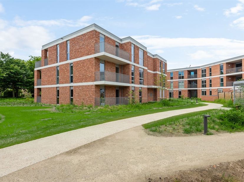 Prachtig nieuwbouw 1-slaapkamerappartement met terras in hartje Balen<br />
Ligging<br />
Dit recente appartement is gelegen aan Molenstraat 2 bus 13