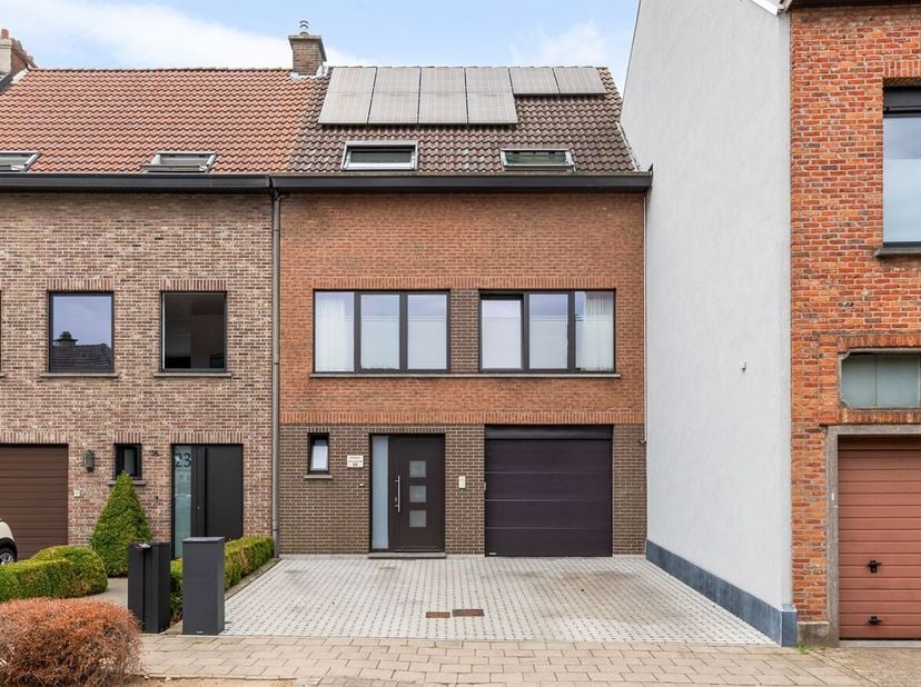 PRACHTIGE BEL-ETAGE met 3 SLPK. + ZORGWONING 50 M² in Wommelgem!<br />
Op een rustige en aangename locatie aan de Pietingsbaan in Wommelgem vinden we