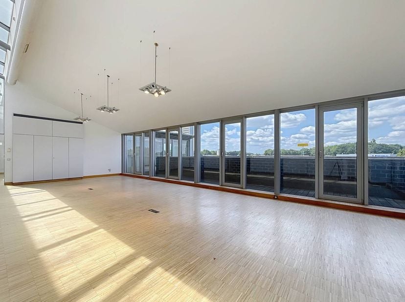 Ce bureau lumineux est à louer et est situé près de l'E17 à Lokeren. <br />
De ce fait, le bâtiment bénéficie d'un accès très facile en voiture. De pl