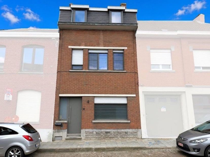 Deze ruime gezinswoning verwelkomt u via een inkomhal en beschikt over een lichtrijke living, keuken met eethoek, ruime badkamer, apart toilet, wasber