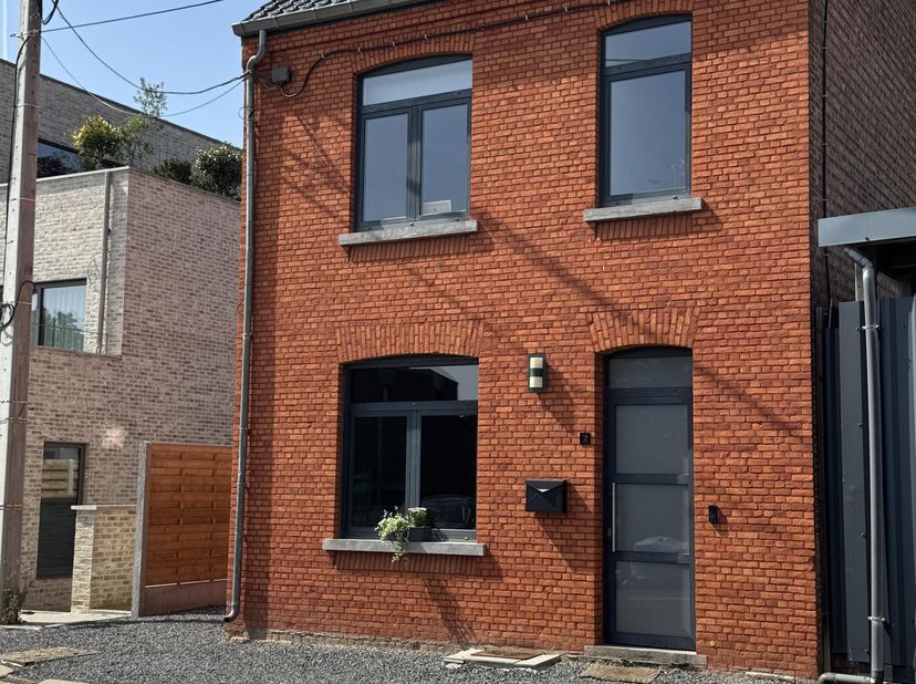 Deze charmante, gerenoveerde open woning gelegen te Schaffen (postbaan 6) biedt een ideale combinatie van ruimte, comfort en een gunstige ligging. De