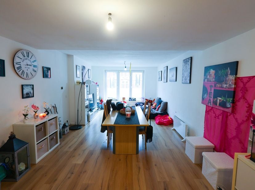 Referentie agentschap : V6031-1671<br />
Ontdek deze prachtige flat gelegen in het centrum van de stad CHARLEROI, die uw familie gelukkig zal maken.<b