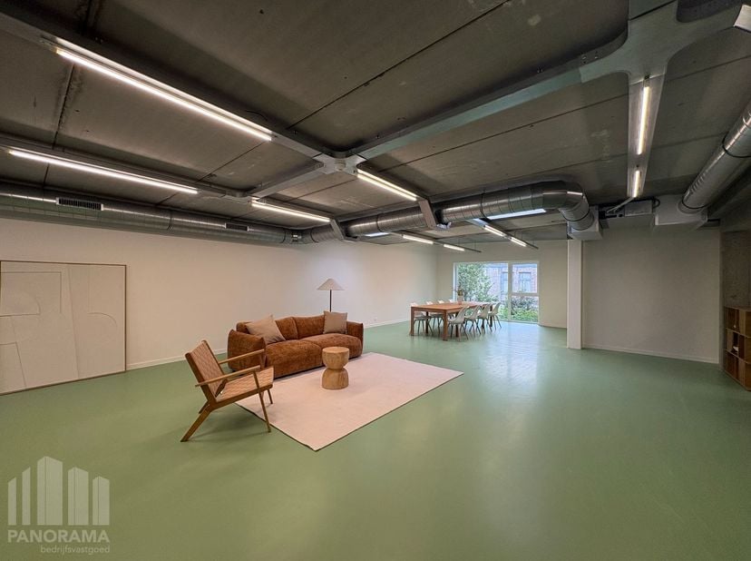 Fantastisch gelegen nieuwe kantoren van 266 m² te koop nabij het bruisende stadscentrum van Gent, met een uitstekende aansluiting op de R40 en het sta