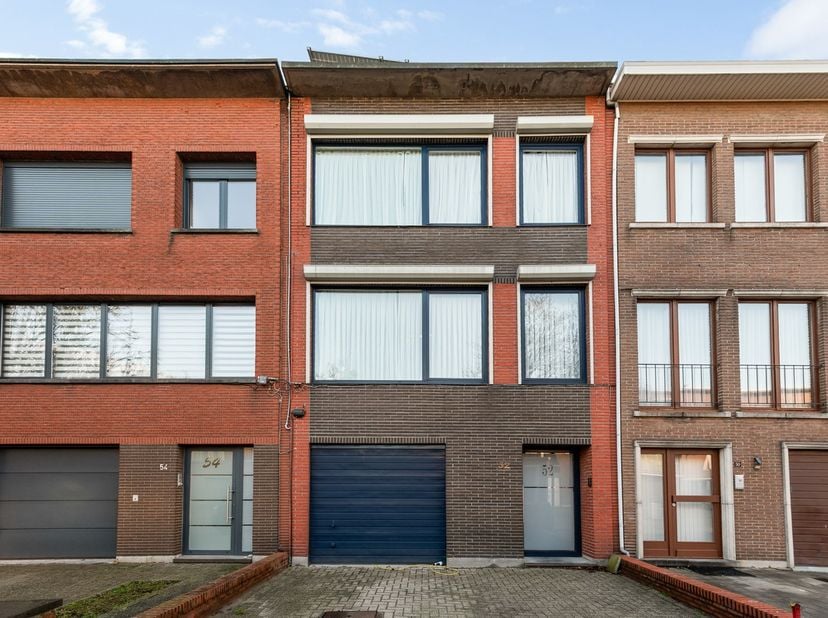 Deze ruime en goed onderhouden kangeroewoning aan de Karel Soetelaan 52 te Borsbeek biedt een ideale oplossing voor wie samen wil wonen met behoud van