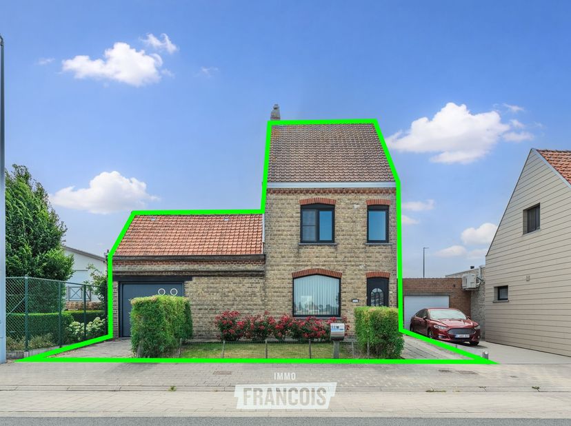 Deze te renoveren woning met zicht op de velden is gelegen in de Diksmuidestraat 52 in Slijpe en biedt een uitstekende basis voor wie op zoek is naar
