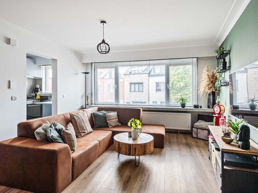 Lichtrijk 2-slaapkamerappartement in Schoten voorzien van alle comfort met 2 slaapkamers en aparte garagebox<br />
<br />
Veel lichtinval en open gevo