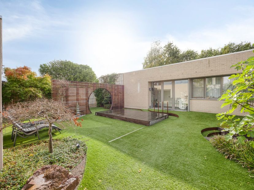 In het centrum van Oostkamp bevindt zich deze stijlvolle woning die wonen, werken en samenleven moeiteloos combineert. Vandaag wordt het pand deels ge
