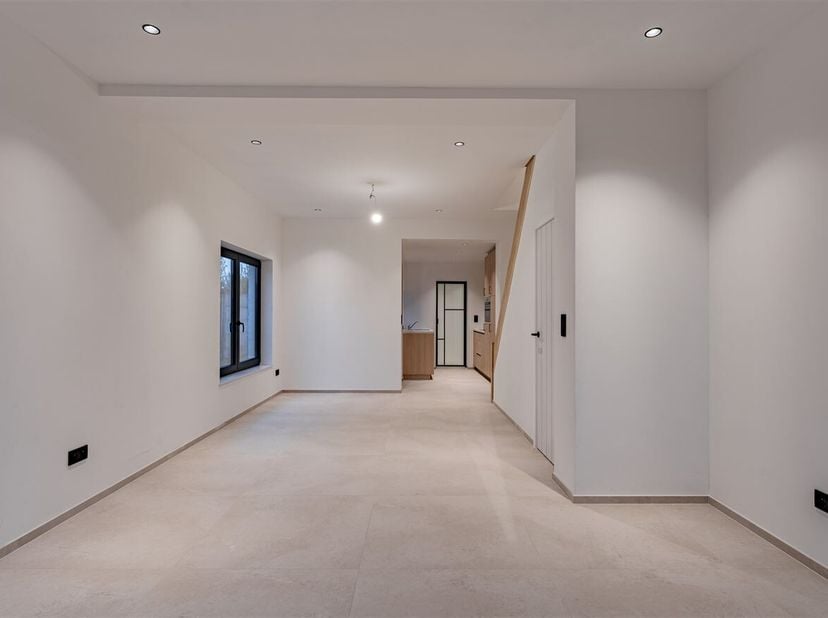 Charmante Gerenoveerde woning met 2 slaapkamers.<br />
Ligging: Deze woning is centraal gelegen in het hart van Lommel. Dankzij deze gunstige ligging