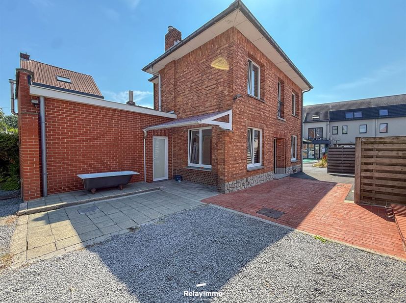 Mooie twee-onder-een-kapwoning met +/- 107 m2 woonoppervlak, drie slaapkamers, garage en tuin.<br />
<br />
Inkomhal, salon van 13 m2, eetkamer van
