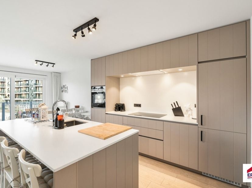 Te koop: stijlvol appartement in het centrum van Koksijde, op de Koninklijke Baan, nabij zee, duinen en openbaar vervoer. Dit appartement, gebouwd in