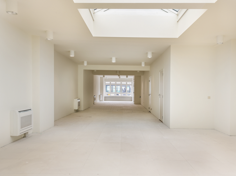 Instapklare kantoor- of handelsruimte nabij het Centraal Station<br />
Op de gelijkvloerse verdieping van een verzorgd residentieel gebouw bevindt zic