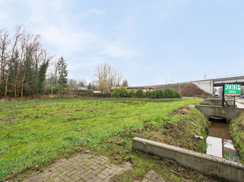 Terrain à vendre
                    à 2400 Mol