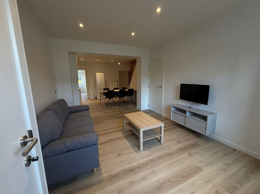 Deze volledig gerenoveerde woning is bestemd voor CO-HOUSING met 3 personen.<br />
<br />
De woning is volledig bemeubeld, inclusief tv, wasmachine, m