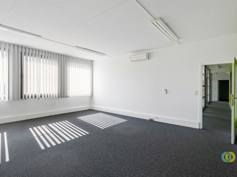 Cet étage de bureaux est entièrement prêt à l'emploi et offre un environnement de travail agréable et professionnel avec plusieurs espaces de bureaux