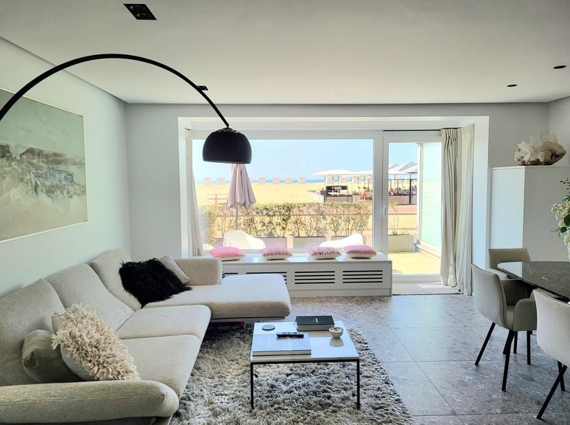 Prachtig gerenoveerd 3 slaapkamer appartement op de Zeedijk van Oostduinkerke te koop.<br />
Dit modern appartement is centraal gelegen op de Zeedijk