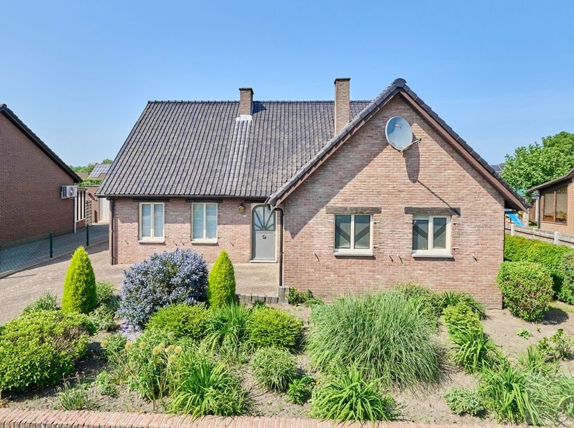 Bent u op zoek naar een ruime gezinswoning op een rustige locatie met tal van mogelijkheden? Dan is deze vrijstaande woning aan de Eekhoornstraat 23 i