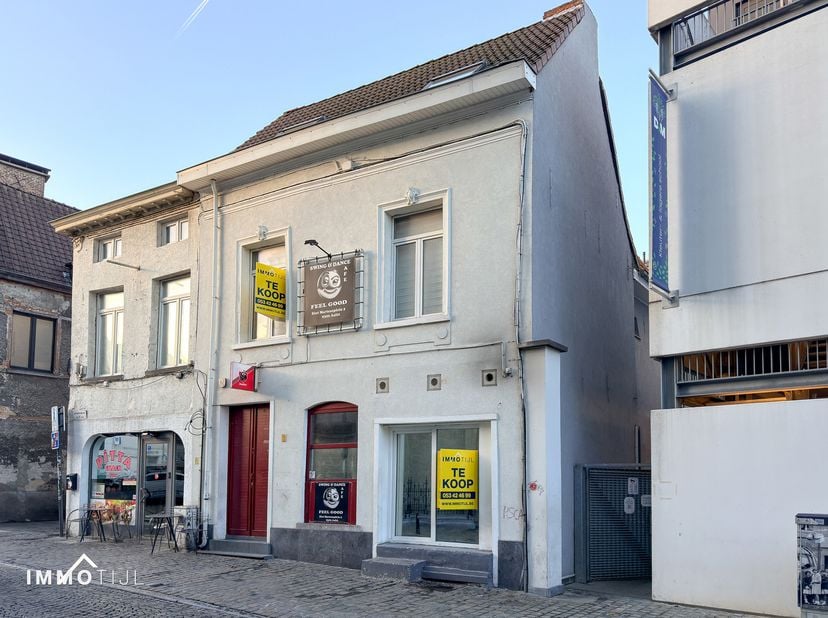 Opbrengsteigendom met handelsgelijkvloers en duplexappartement (te renoveren). <br />
Dit centraal gelegen pand in hartje Aalst omvat op het gelijkvlo