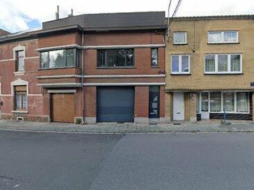 IMMEUBLE AVEC CAVES, GARAGE, APPARTEMENT ET COMBLES AMÉNAGEABLES - <br />
<br />
Immeuble rez + 2 comprenant des caves au sous-sol, au rez-de-chaussée