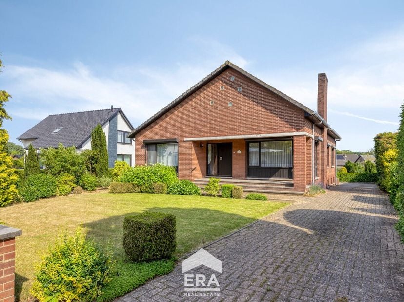 Deze open bebouwing in Maaseik ligt op een uitzonderlijk breed perceel van 1.330 m², omringd door groen en rust. Tegelijk geniet je van een vlotte ber